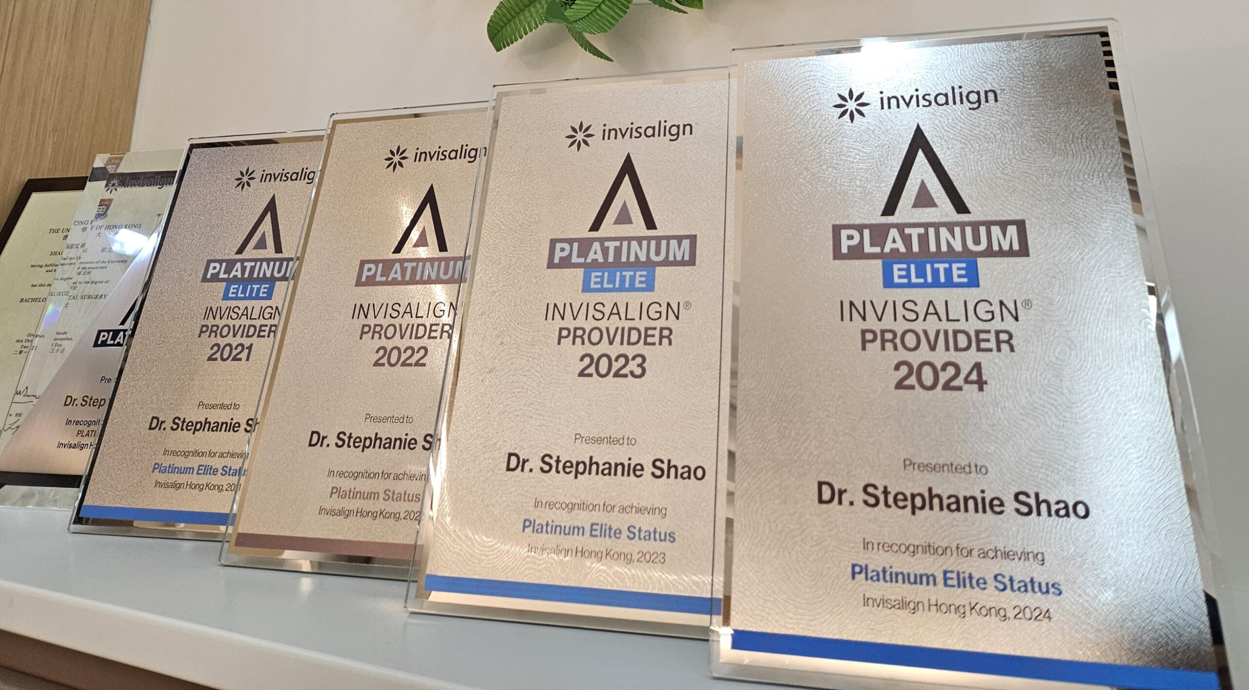 邵文婧醫生和她的專業團隊憑藉豐富經驗與精湛技術，持續獲得Invisalign隱適美頒發的年度大獎。這份殊榮不僅是對團隊專業水平的肯定，更是無數燦爛笑容的最佳見證。我們堅持以最高標準打造完美齒列，讓每位追求自信笑容的朋友都能享受最安心的矯齒體驗。